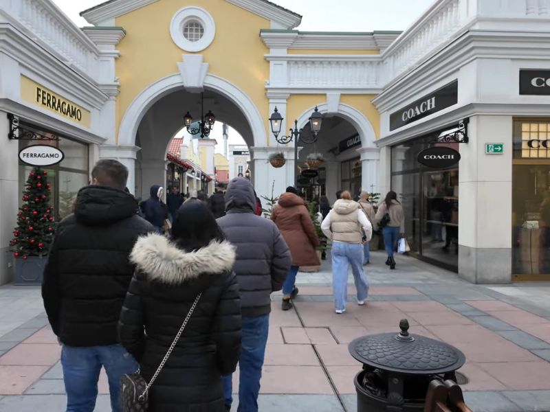 ljudi u tržnom centru u parndorfu