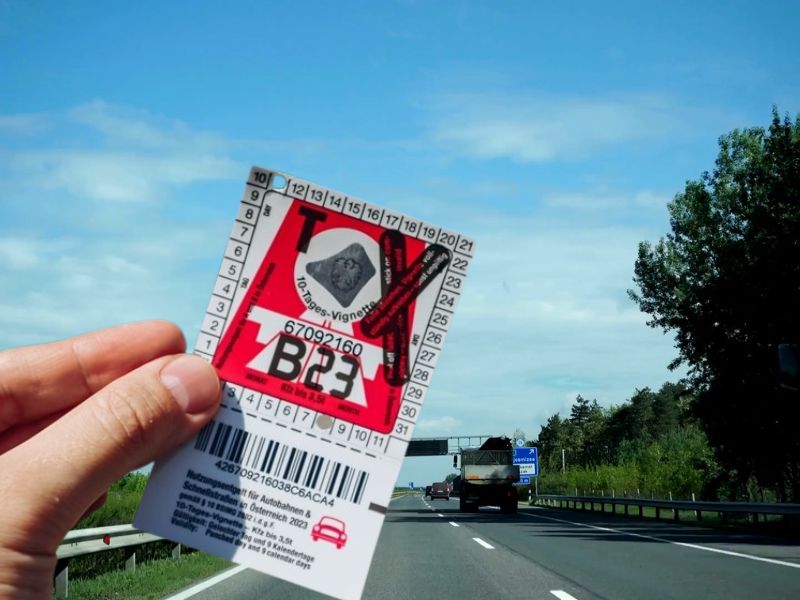 Osoba drži crvenu vinjetu u ruci