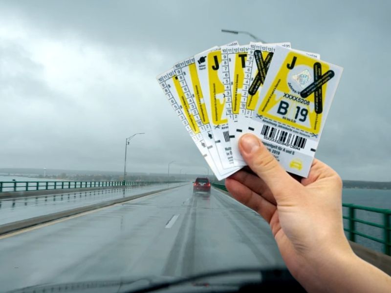 prikaz autoputa i vinjete u ruci osobe